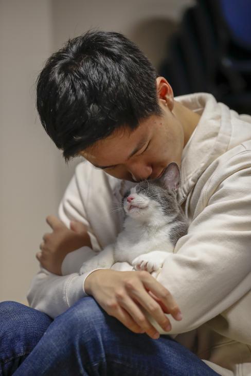 Student kissing kitty